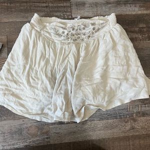Cutest flowwy shorts by the brand c+j collections. Size large.